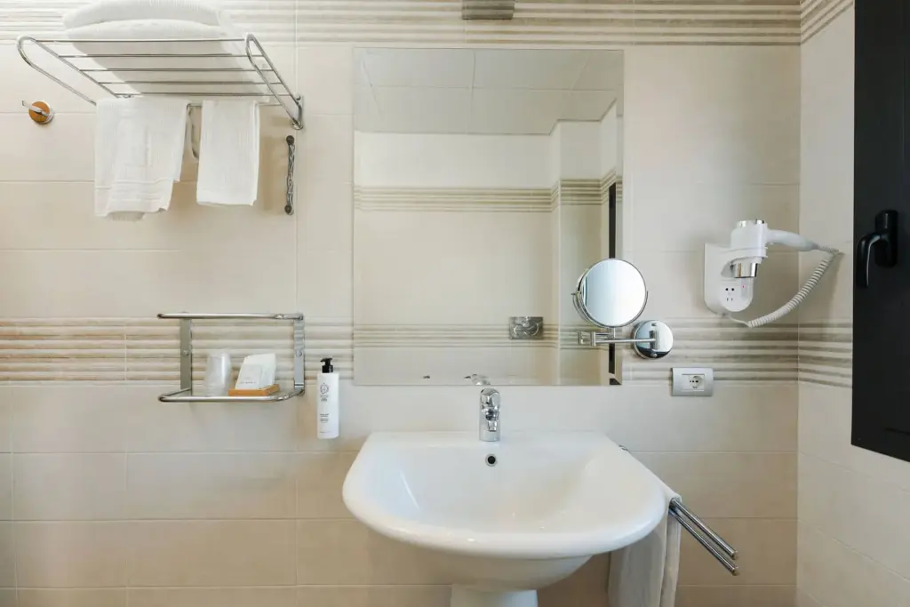 Elegante bagno minimalista dell'Hotel Touring