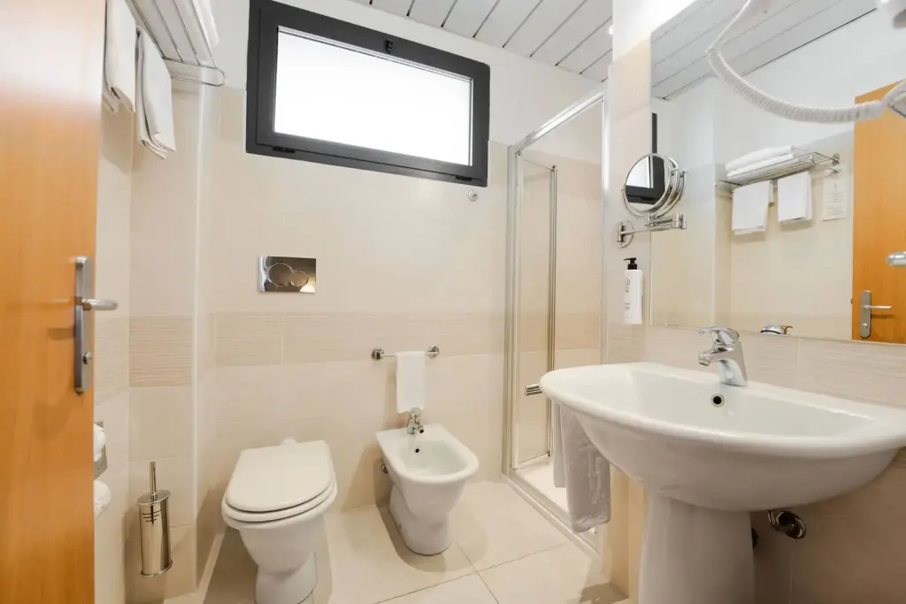 Bagno moderno e raffinato dell'Hotel Touring.