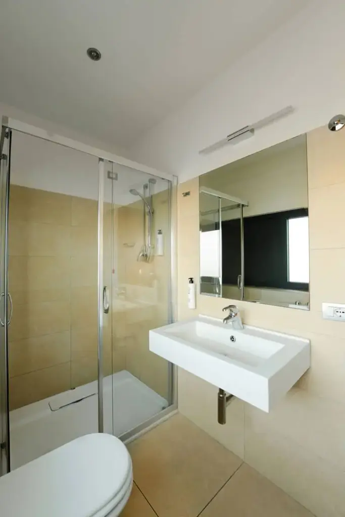 Elegante bagno con doccia moderna