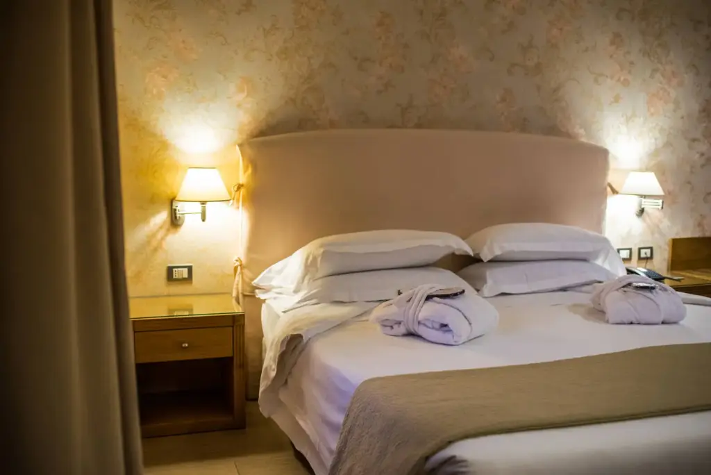 Camera elegante con letto matrimoniale accogliente