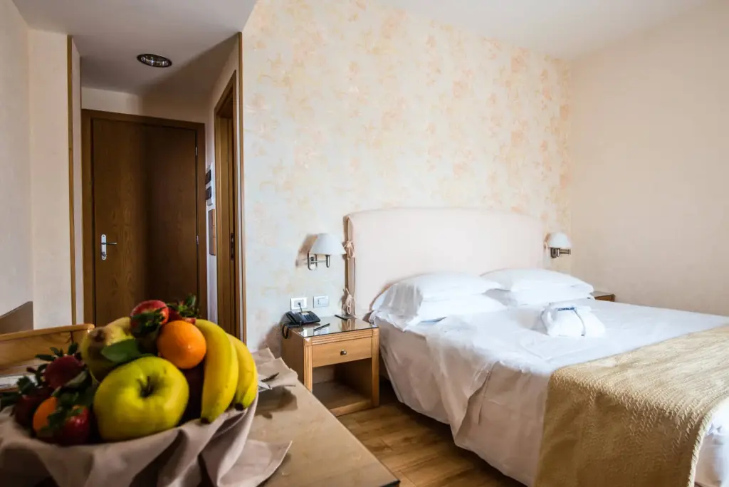 Camera accogliente con frutta fresca