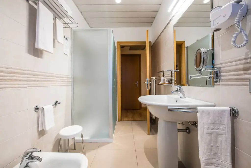 Bagno moderno e luminoso dell'Hotel Touring.