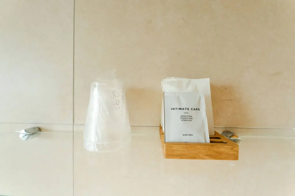 Set di cortesia elegante e minimalista.