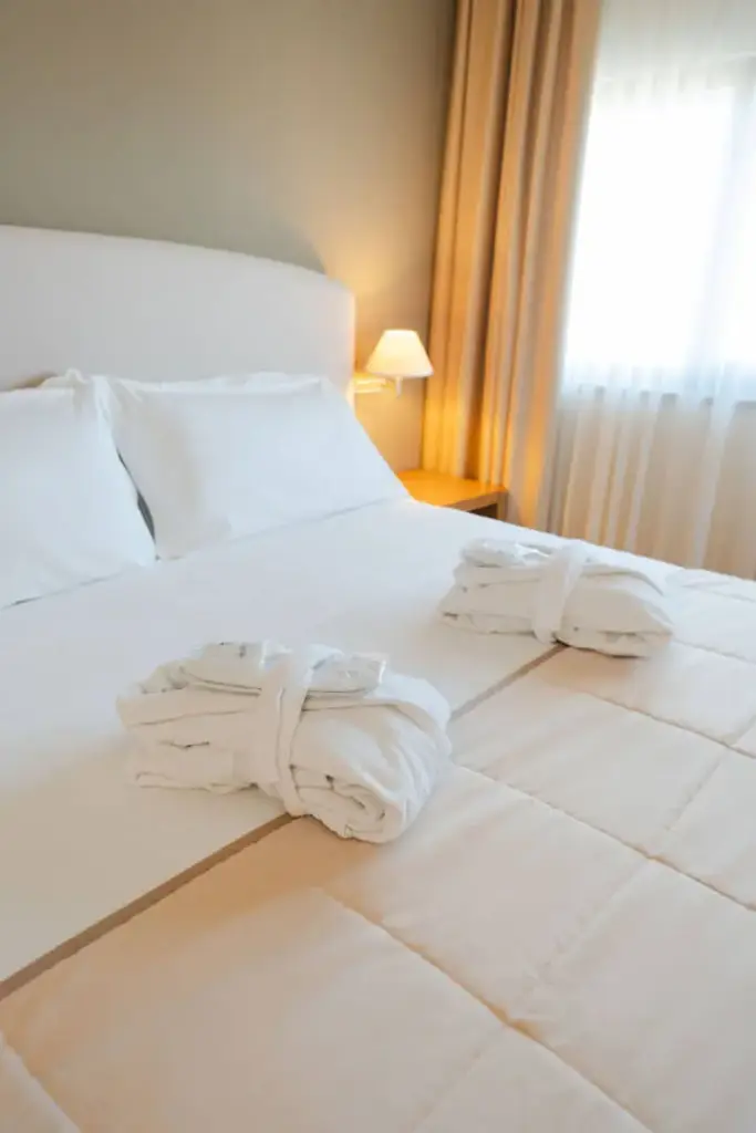 Accogliente camera hotel con arredi eleganti