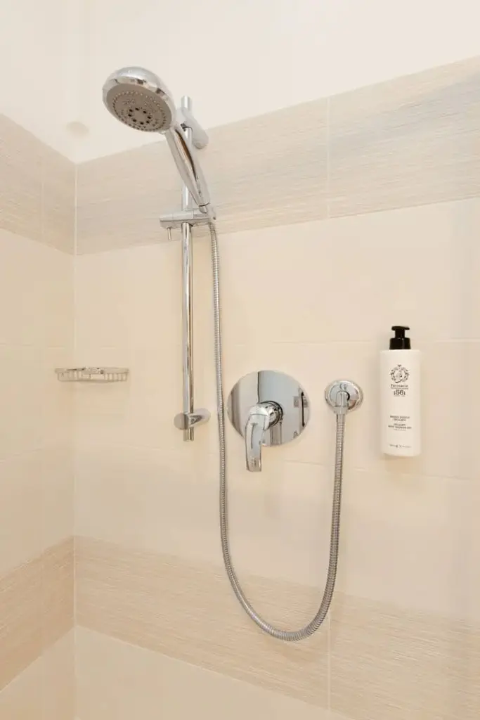 Doccia elegante e moderna per relax