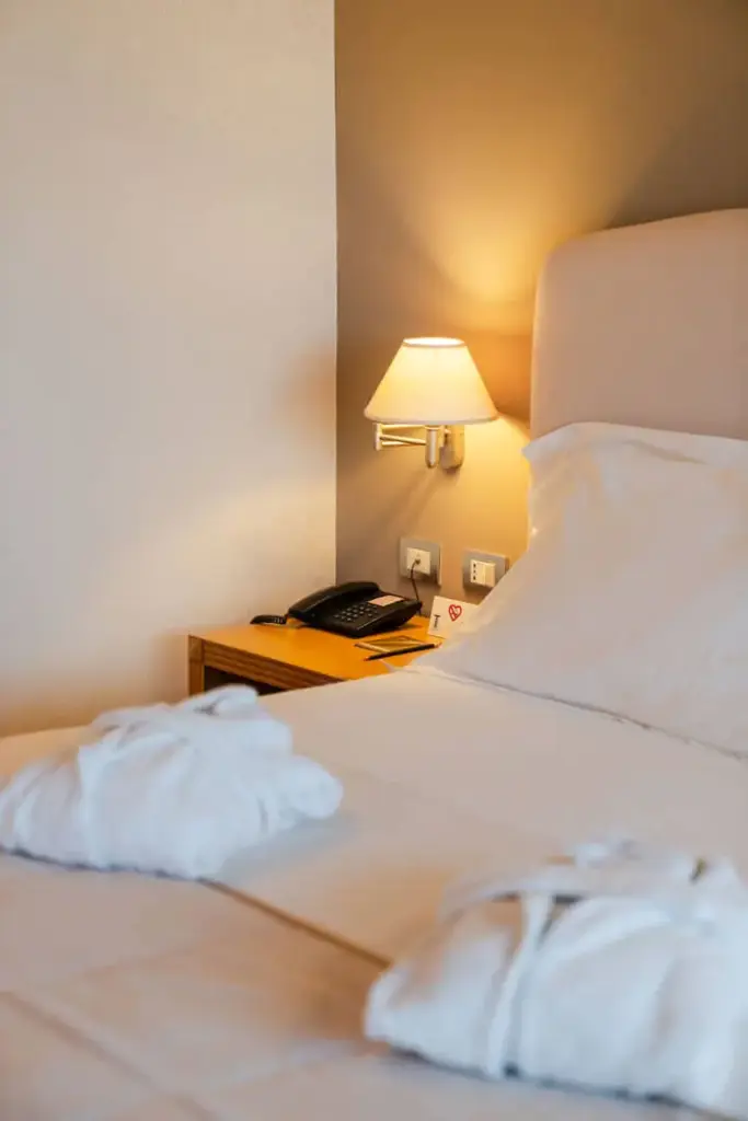 Camera del Hotel Touring con accappatoi.