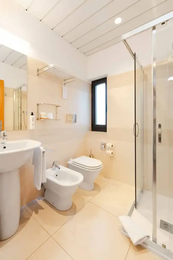 Bagno elegante e luminoso dell'hotel.