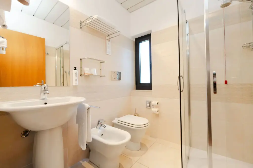 Elegante bagno moderno dell'hotel