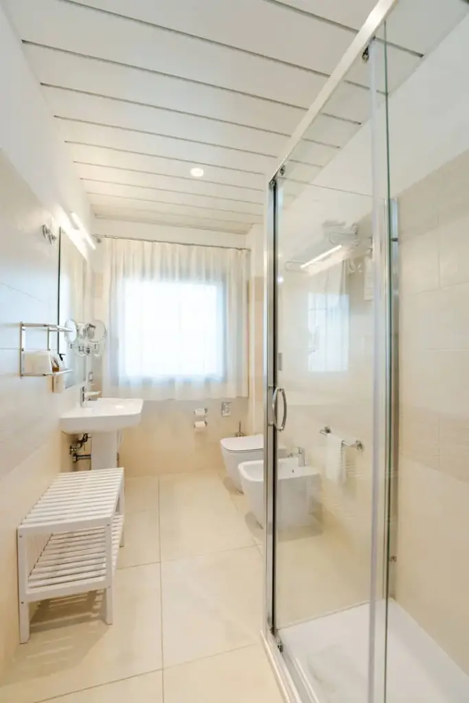 Bagno luminoso e minimalista dell'hotel