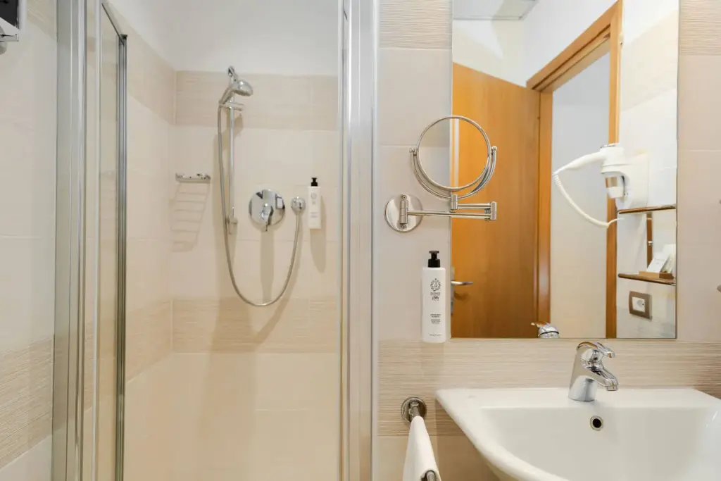 Bagno elegante e accogliente Hotel Touring.
