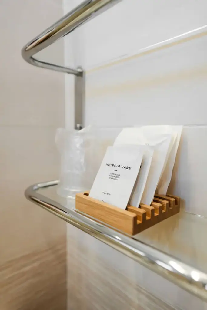 Set cortesia elegante nel bagno dell'hotel