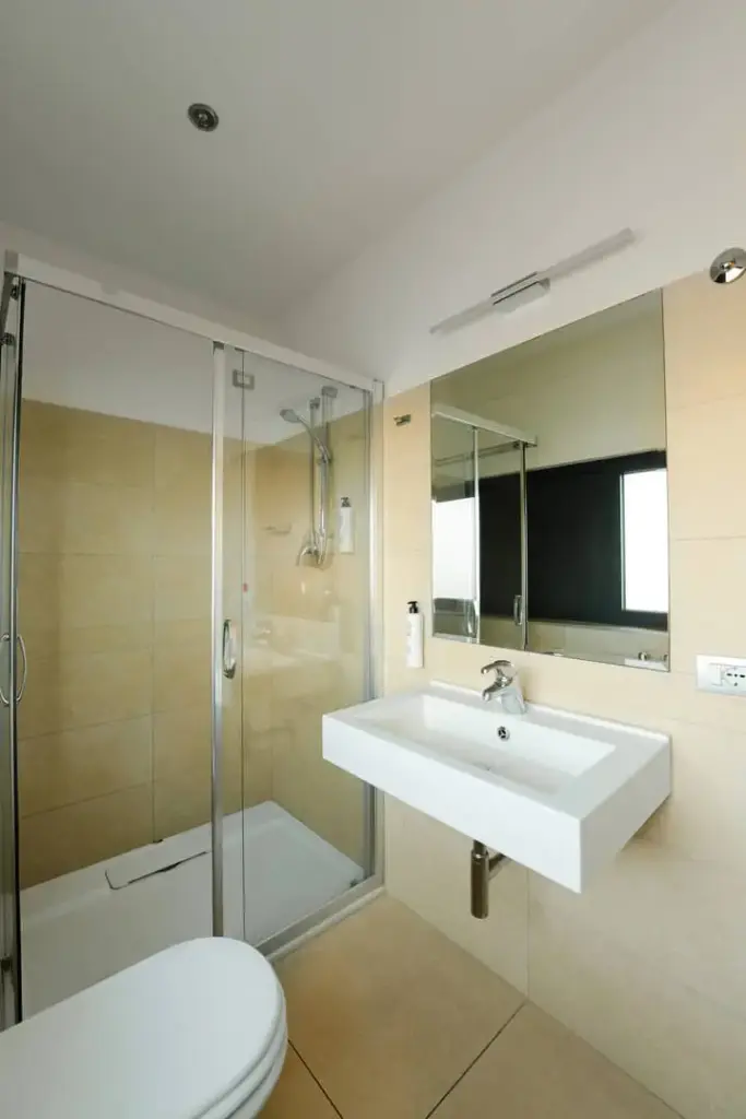 Lussuoso bagno minimalista con cabina doccia.