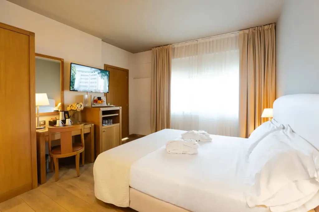 Elegante camera luminosa Hotel Touring
