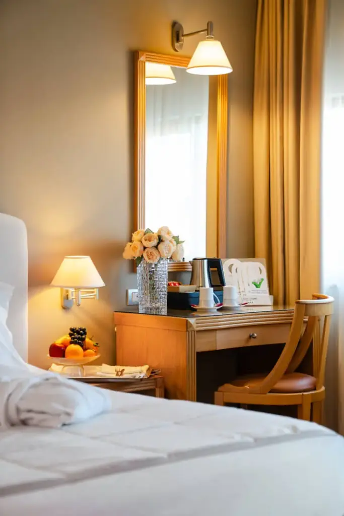 Camera del Hotel Touring con fiori e luce calda