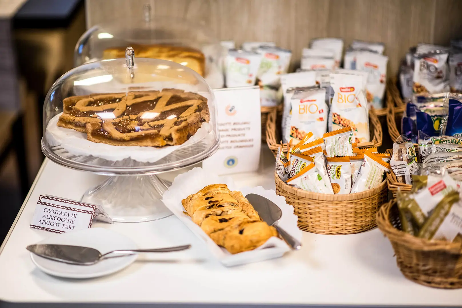Deliziosa colazione con crostata e bio.