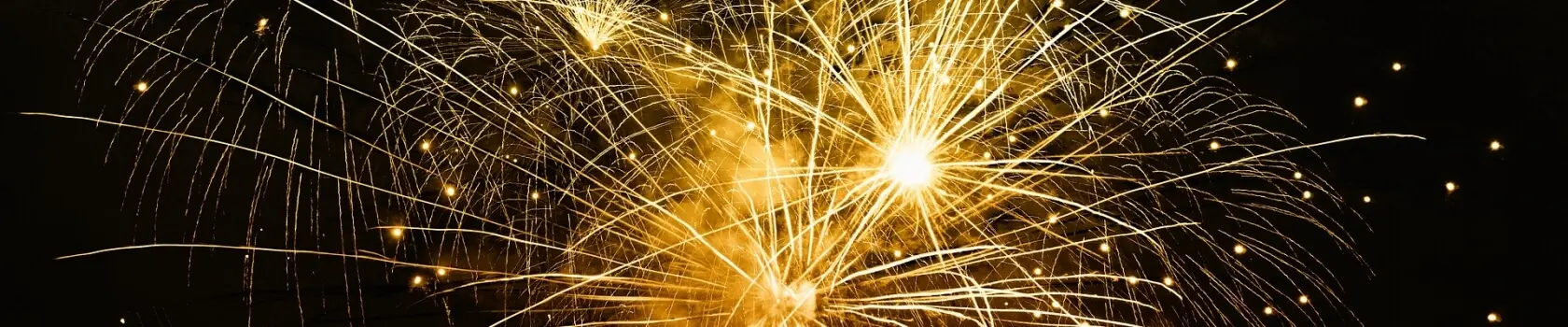 Esplosione di fuochi d'artificio dorati.