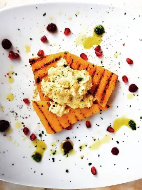 Piatto elegante con colori vivaci