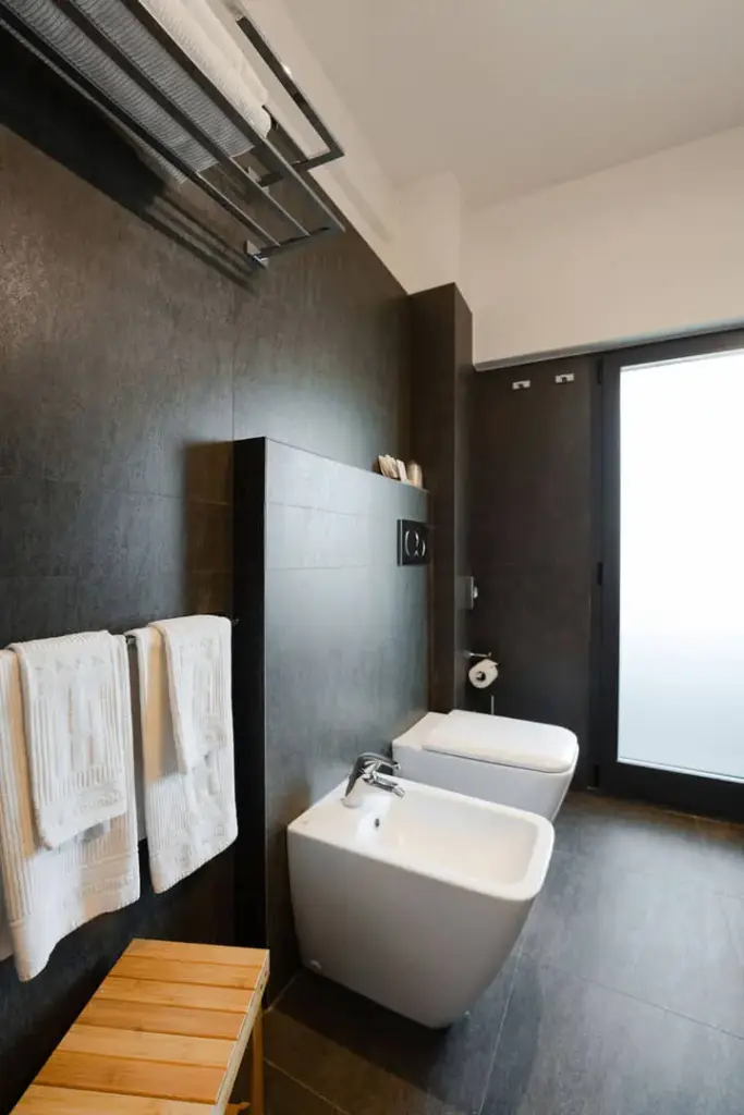 Bagno elegante e moderno con asciugamani bianchi.