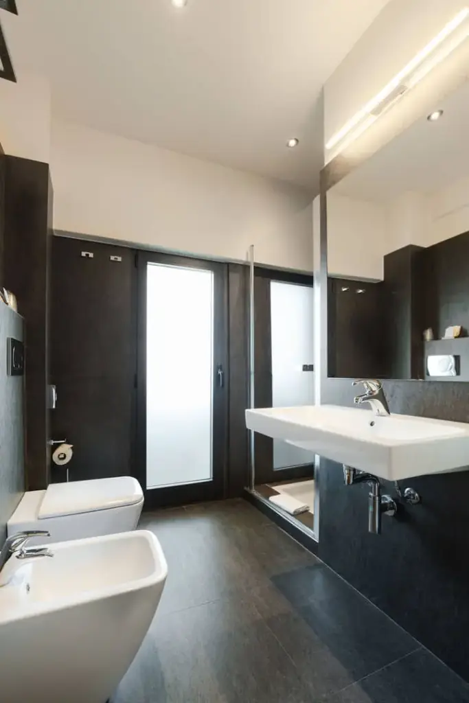 Bagno elegante e moderno dell'hotel