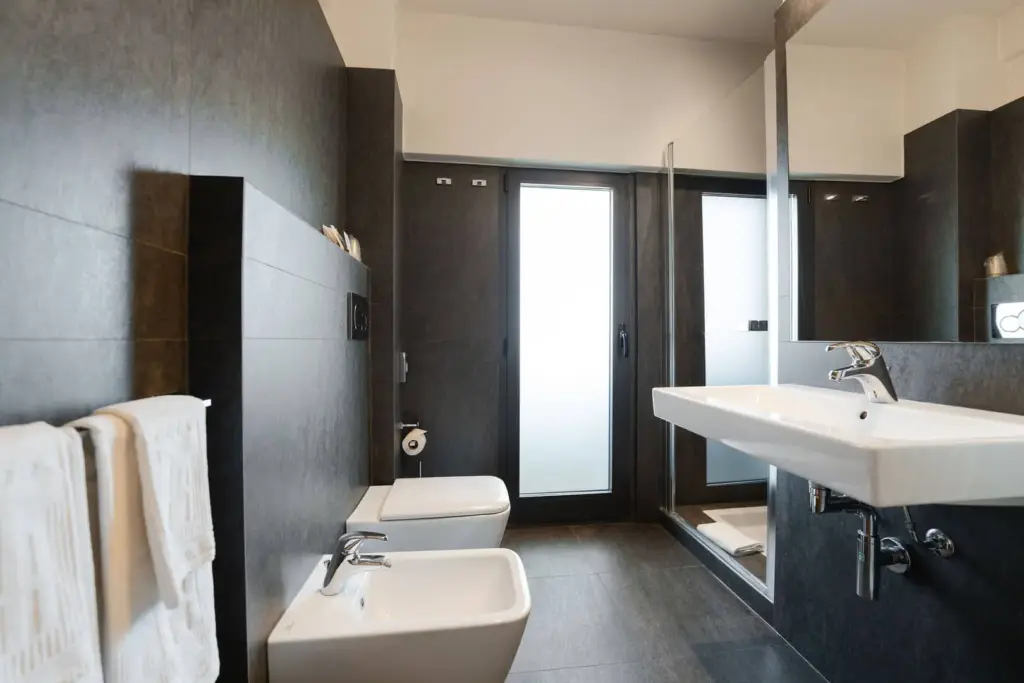 Bagno elegante con arredi moderni.