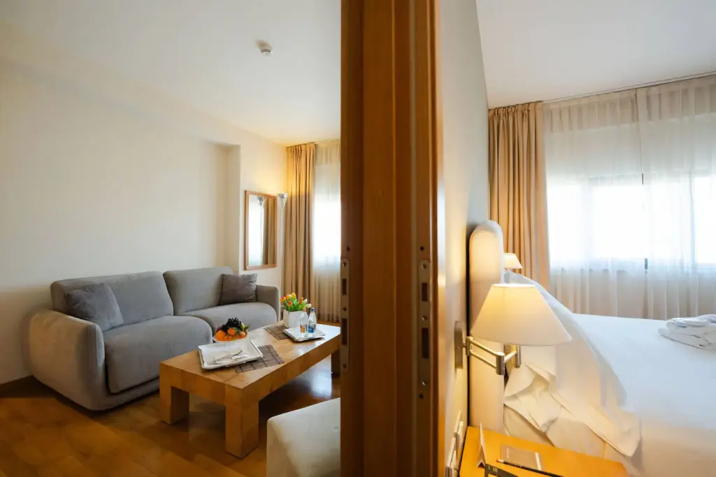 Camera luminosa e accogliente all'Hotel Touring.