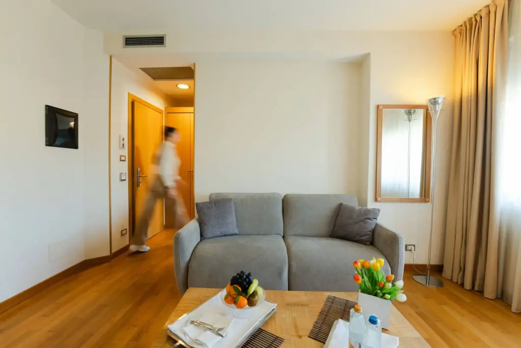 Eleganza e comfort in una suite d'hotel.