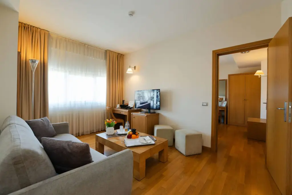 Elegante suite accogliente con soggiorno.