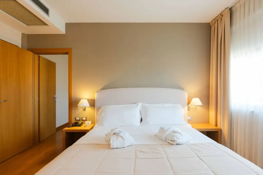 Camera elegante e accogliente con letto matrimoniale.