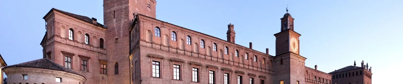 Affascinante edificio storico al crepuscolo