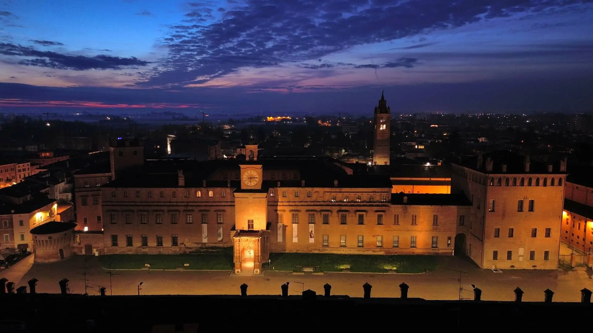 Palazzo dei Pio illuminata al tramonto